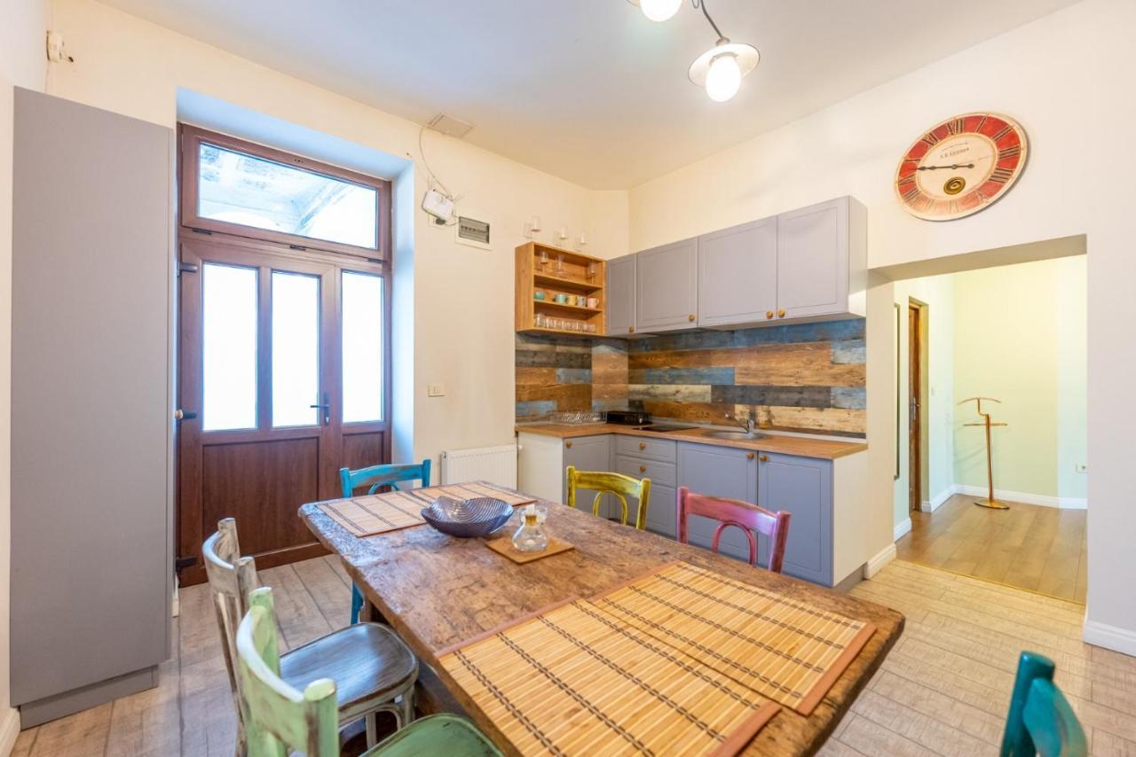 Cozyflat In The Central Arad Buitenkant foto